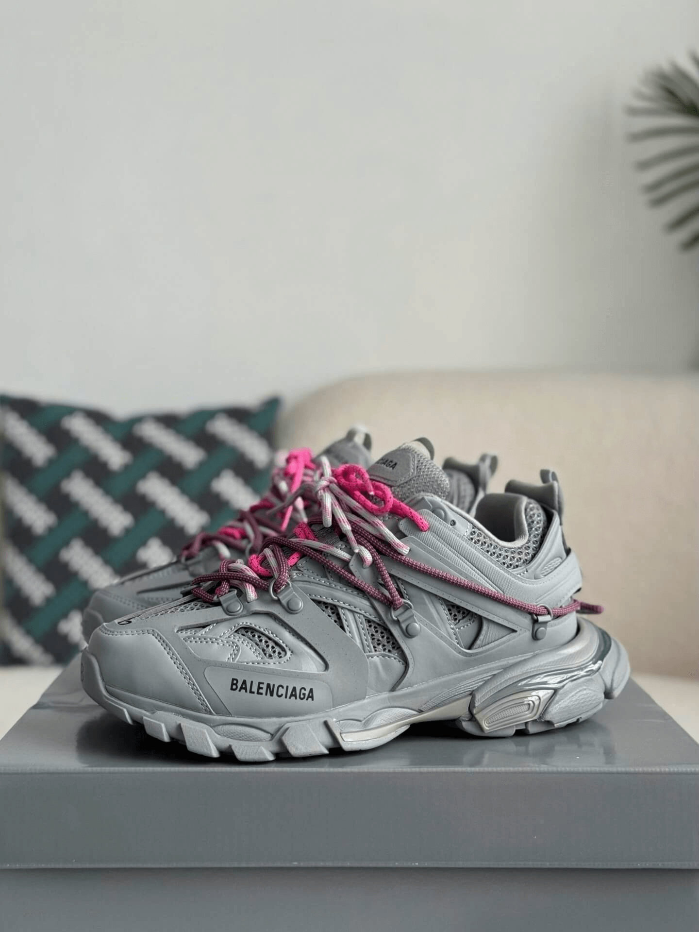 BALENCIAGA ランナー メッシュスニーカー グレー/ピンク Balenciaga Track Sneaker in Grey with Pink Trail Laces – Hollo Shoe