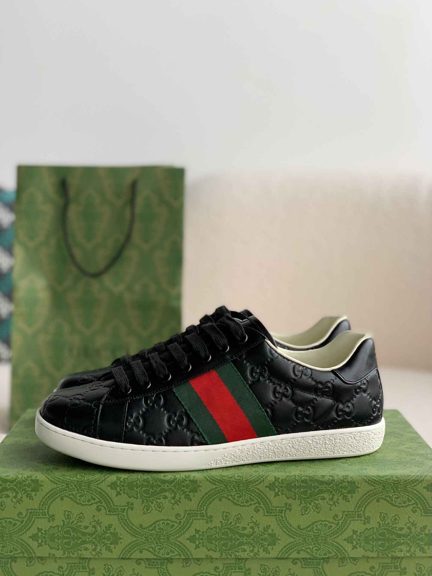 銀座店購入★GUCCI レザー スニーカー ブラック/グリーン/レッド★ Gucci Ace Sneaker – Black GG Embossed Leather with Green & Red Web