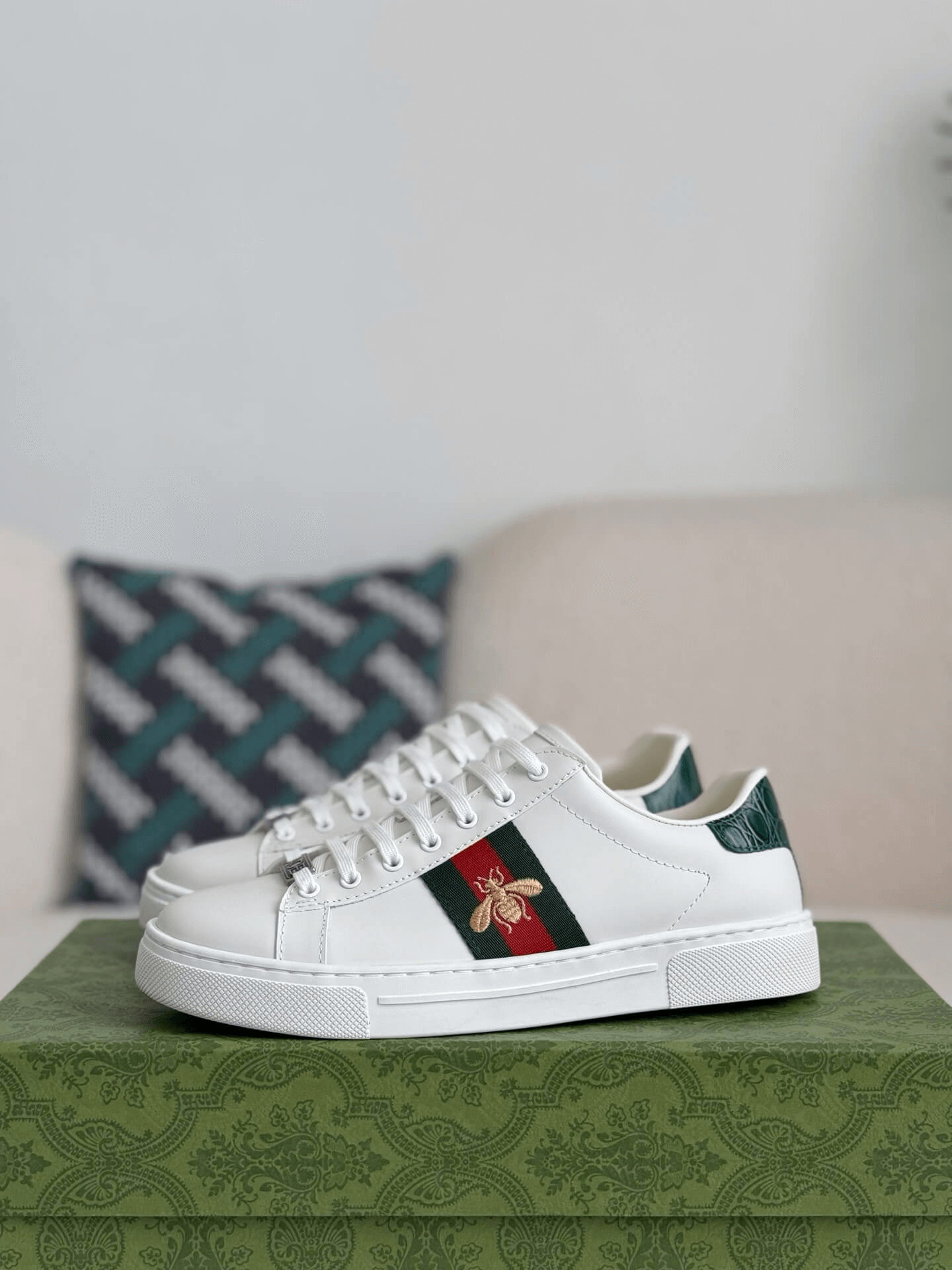 Gucci White and Green Ace Sneakers ? Gucci men Ace sneakers 8 1/2D White leather Tiger motif red  main image 4