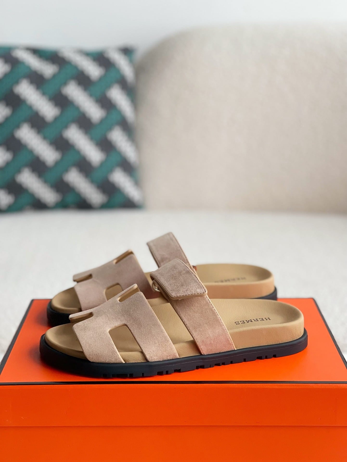 Hermès Beige Suede Chypre Sandals – Hollo Shoe