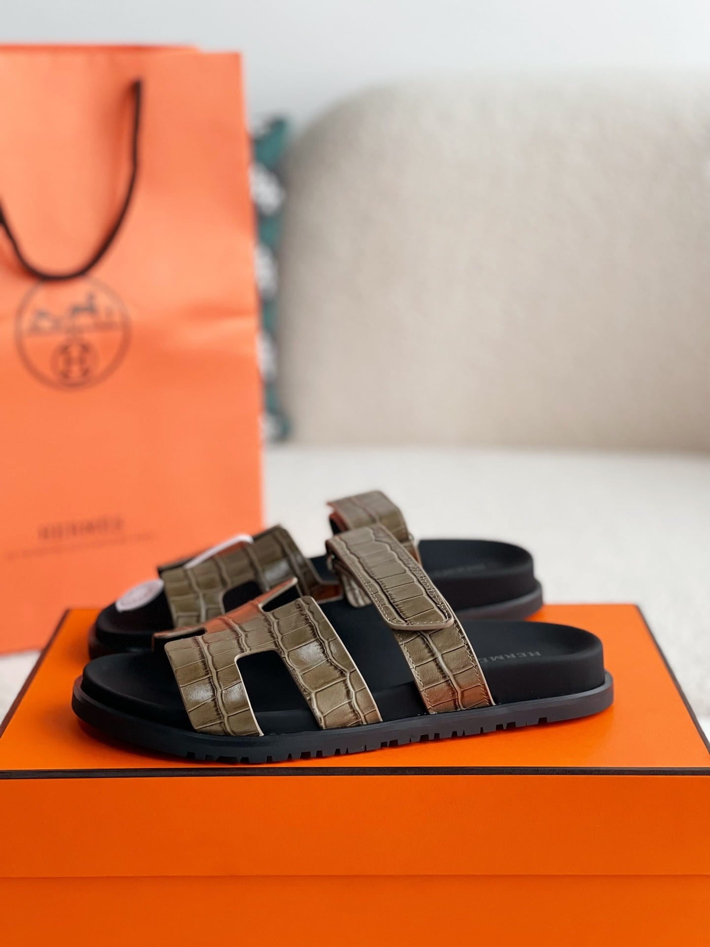 HERMES（希少）リザード　ダンクル Hermès Khaki Green Alligator-Embossed Women's Chypre Sandals