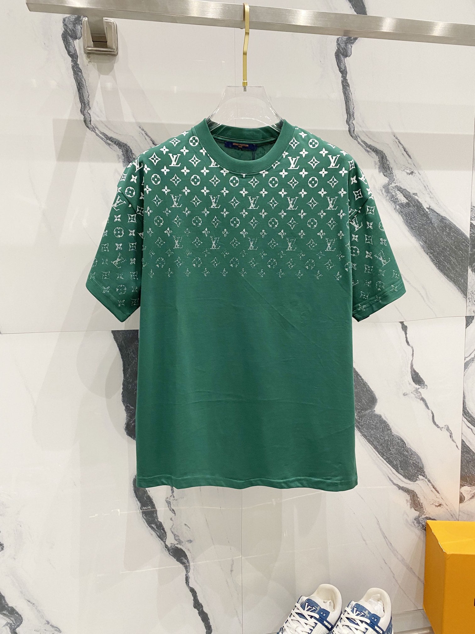 LOUIS VUITTON グラデーションTシャツ　XS Louis Vuitton Monogram Gradient T-Shirt – Green & White – Hollo Shoe