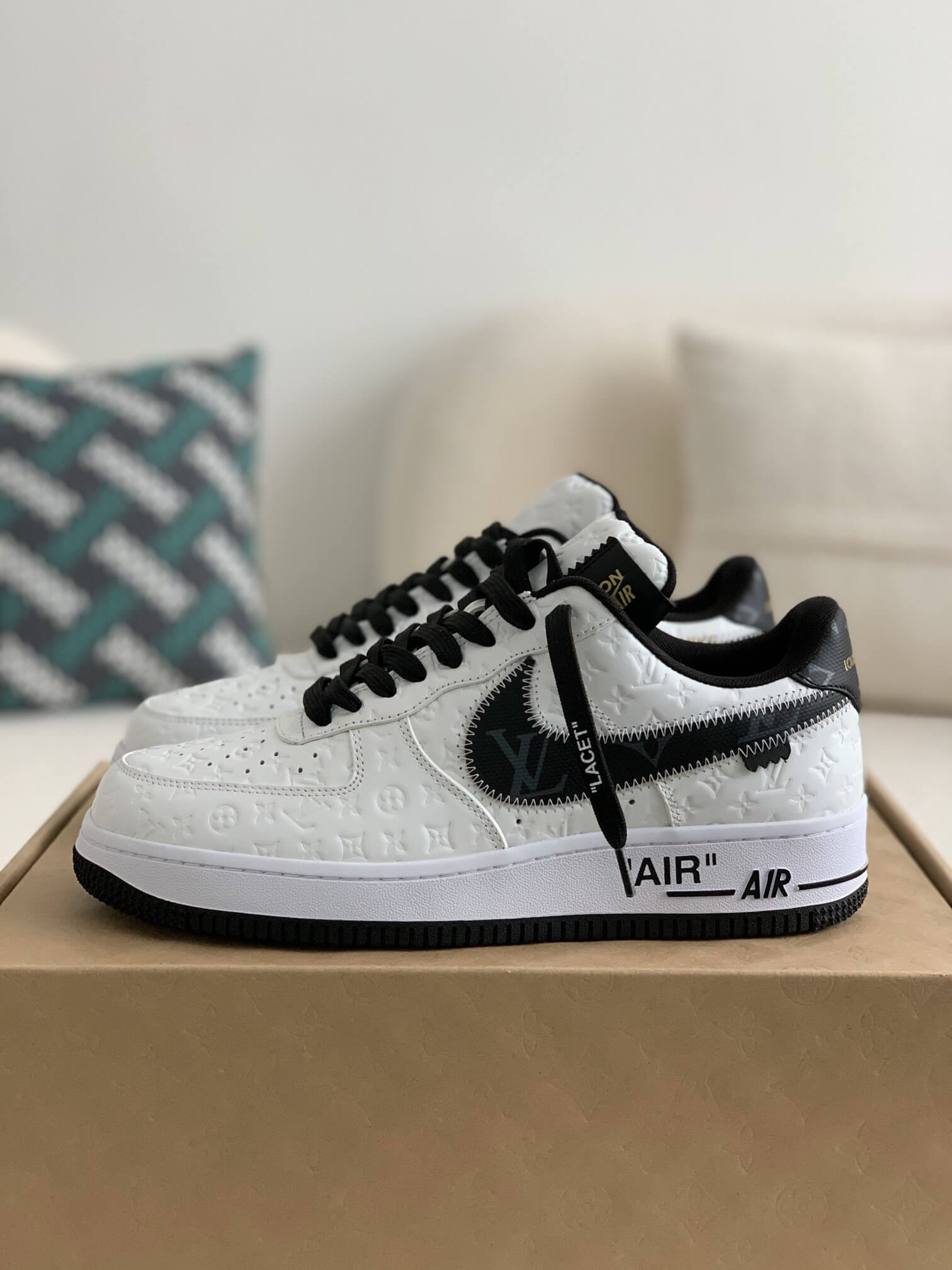 新品Louis Vuitton Air Force 1 ホワイト/ブラック Louis Vuitton x Nike Air Force 1 Low – White & Black Monogram