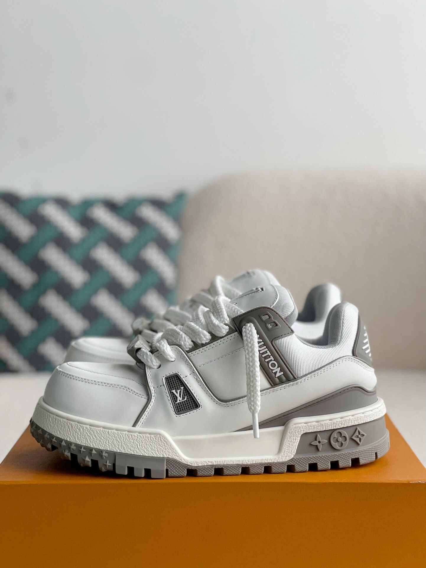 K*o様 LOUIS VUITTON スニーカー ホワイト シルバー Louis Vuitton LV Maxi Trainer – White & Grey Calf Leather – Hollo Shoe