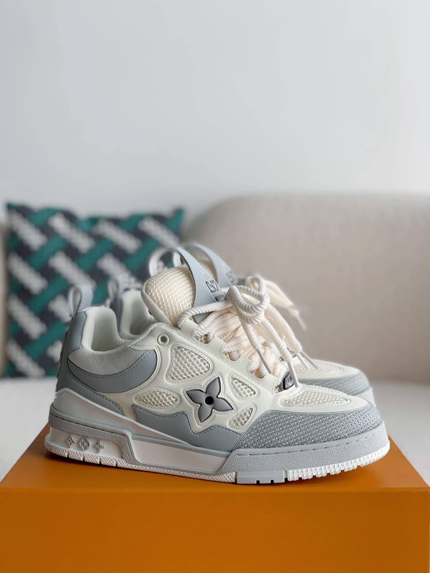 ◆美品◆Louis Vuitton スニーカー ホワイト/グレー Louis Vuitton LV Skate Monogram Trainer Light Grey Sneaker – HolloShoe