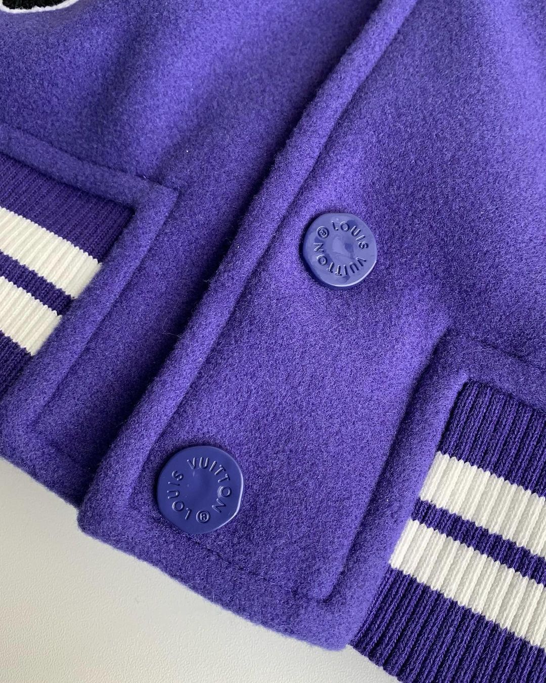 Luis Vuitton LV Collegejacke Lila