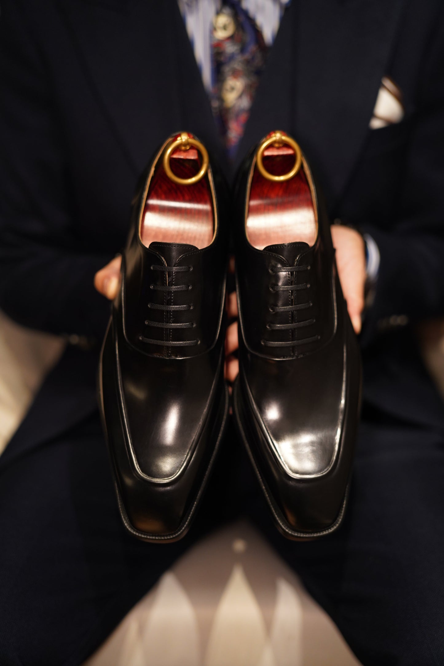 Detailed close-up of black split-apron Oxford toe – refined stitching and hand-polished leather grain