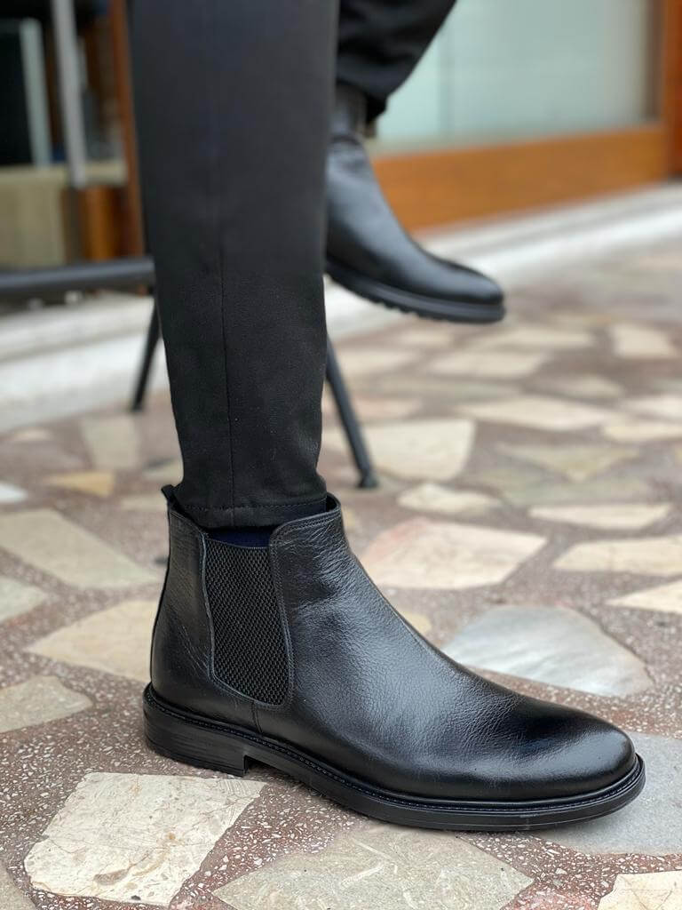 THE CLASSIC BLACK CHELSEA BOOTS