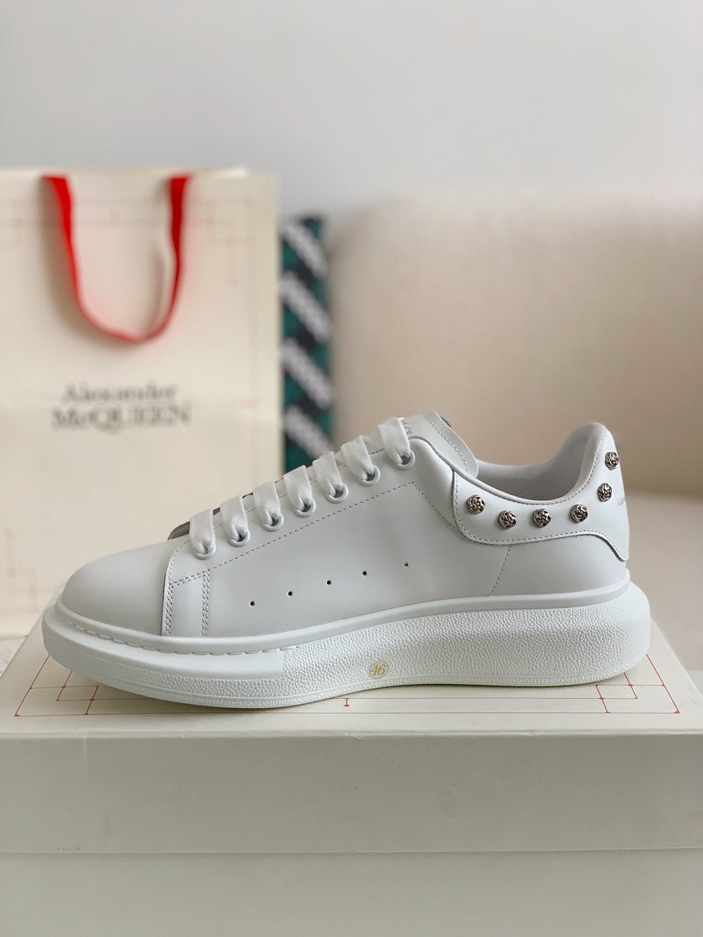 ALEXANDER McQUEEN スタッズ付きホワイトレザー スニーカー Alexander McQueen Men's White Leather Oversized Sneakers with
