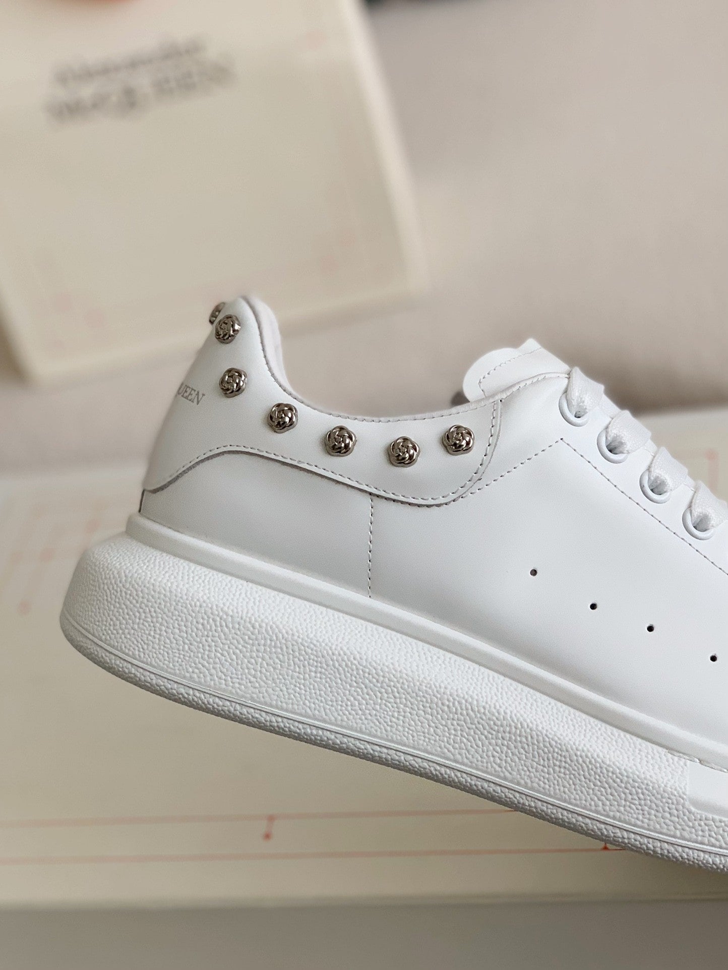 ALEXANDER McQUEEN スタッズ付きホワイトレザー スニーカー Alexander McQueen Men's White Leather Oversized Sneakers with
