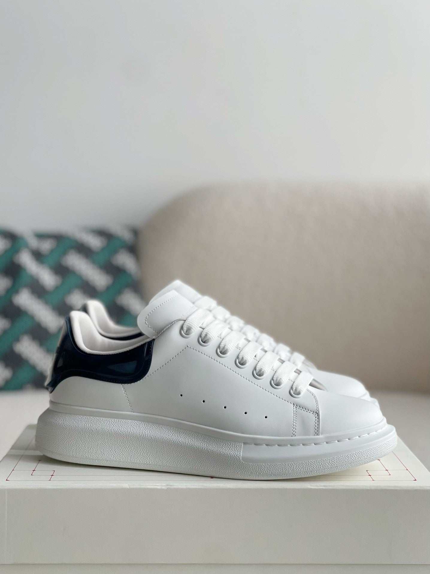 Alexander McQueen スニーカー 厚底 Alexander McQueen White Leather Oversized Sneakers with Navy Blue