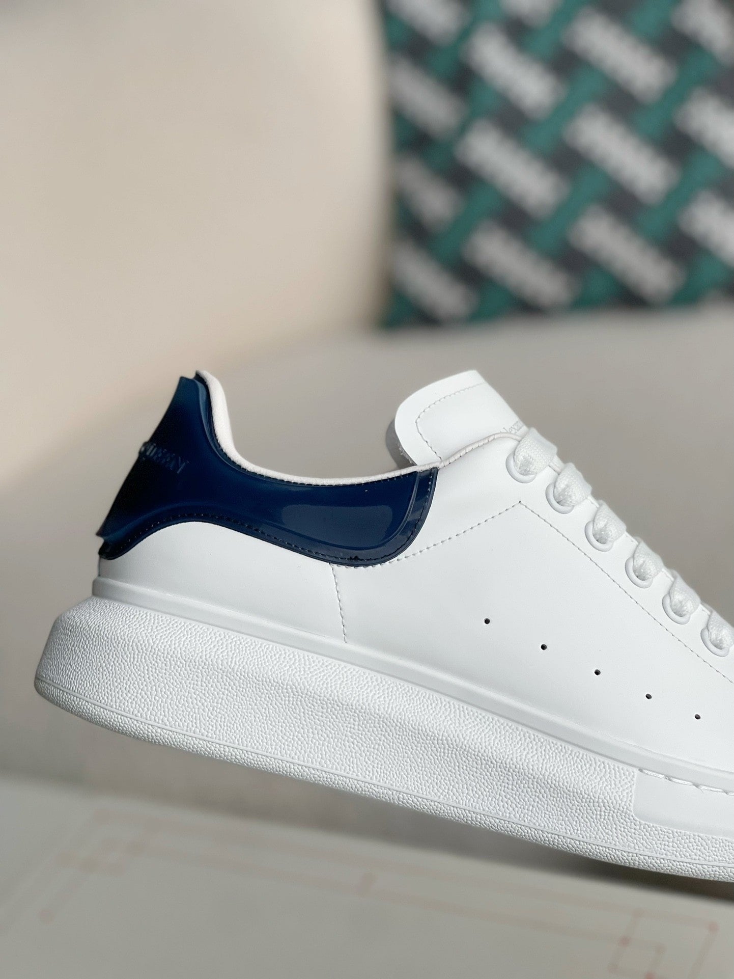 【美品】ALEXANDER MCQUEEN ホワイト/ネイビー スニーカー Alexander McQueen White Leather Oversized Sneakers with Navy Blue