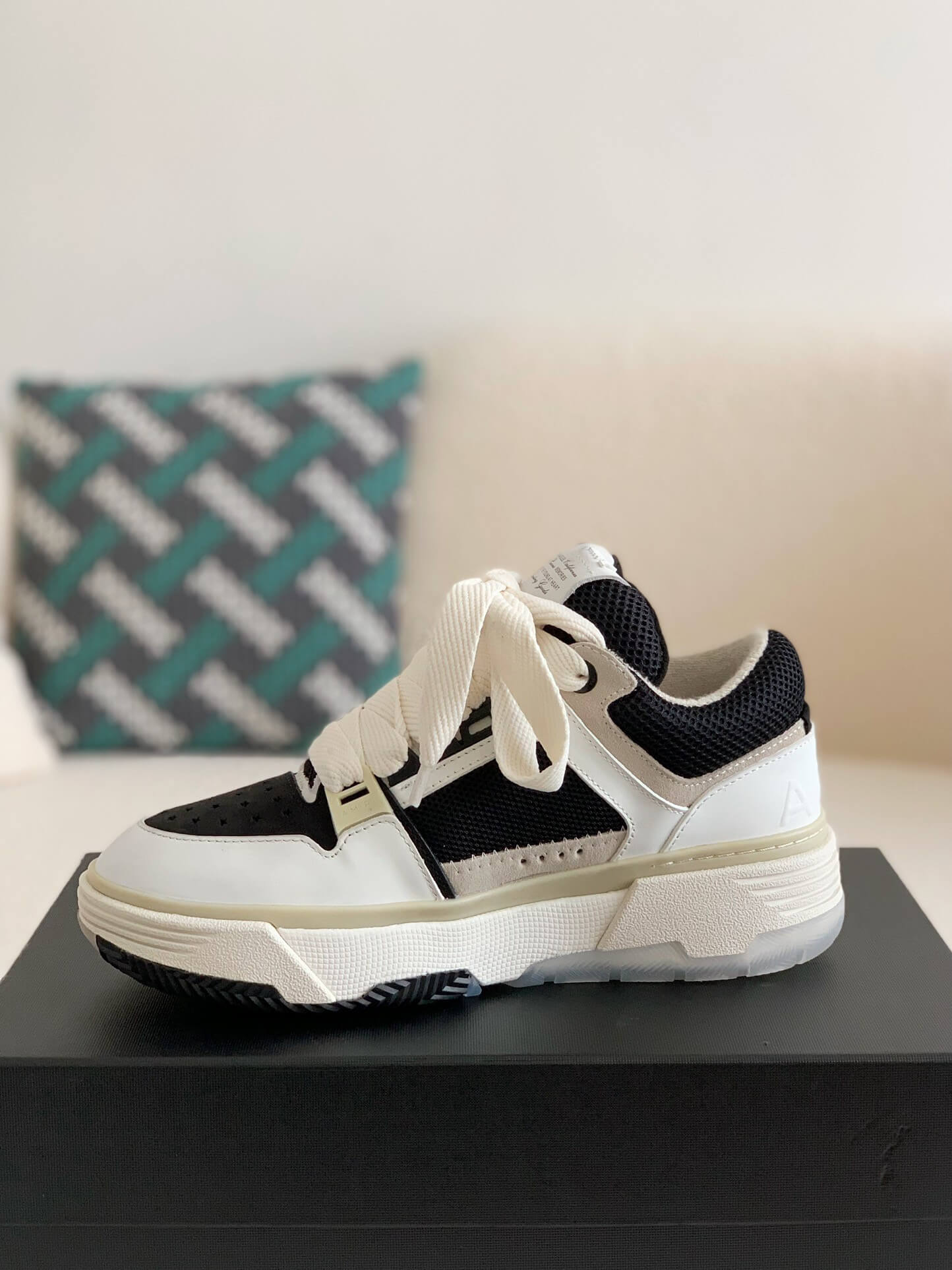 AMIRI MA-1 スニーカー ホワイト/ブラック Amiri MA-1 Sneaker – White, Black & Bone – HolloShoe