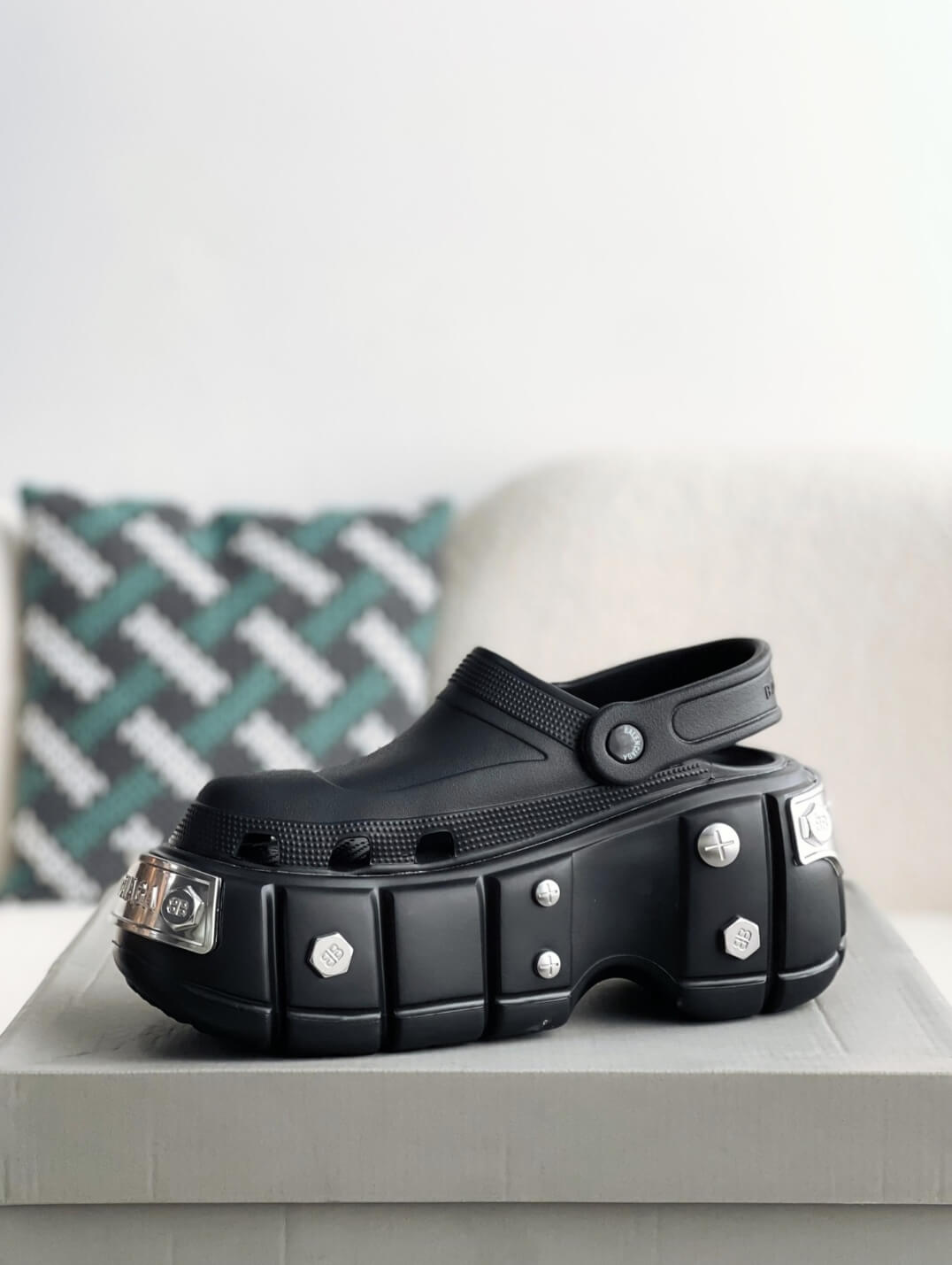たまご　BALENCIAGA HardCrocs 45 Balenciaga x Crocs HardCrocs Sandal – Black Matte – HolloShoe