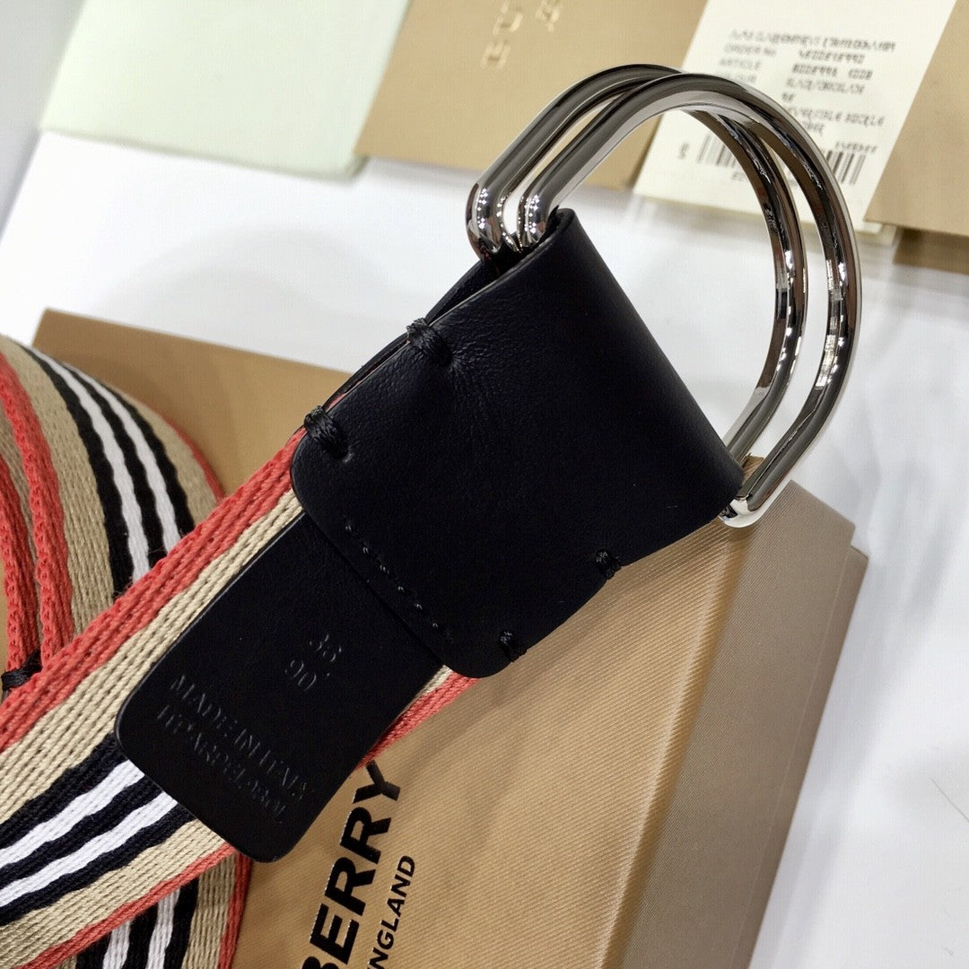 Black keychain with a brand logo on a Burberry box