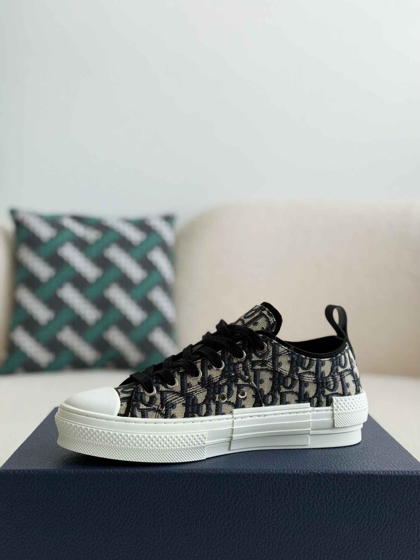 ジャンク品　ディオール　Dior B23 Low-Top Sneaker Dior B23 Low-Top Sneaker in Black Dior Oblique Jacquard – Hollo Shoe