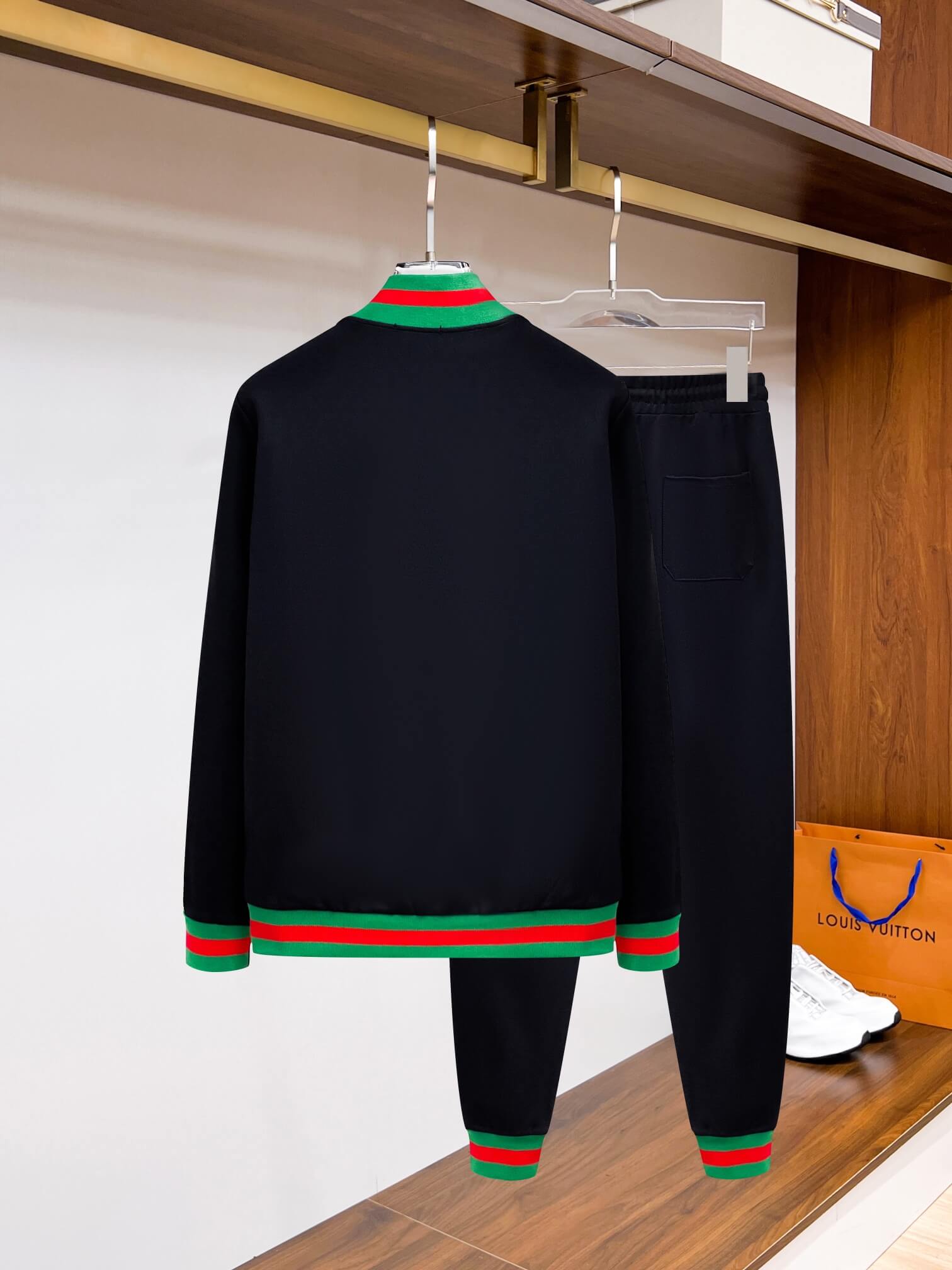 Gucci-Round-Interlocking-G-