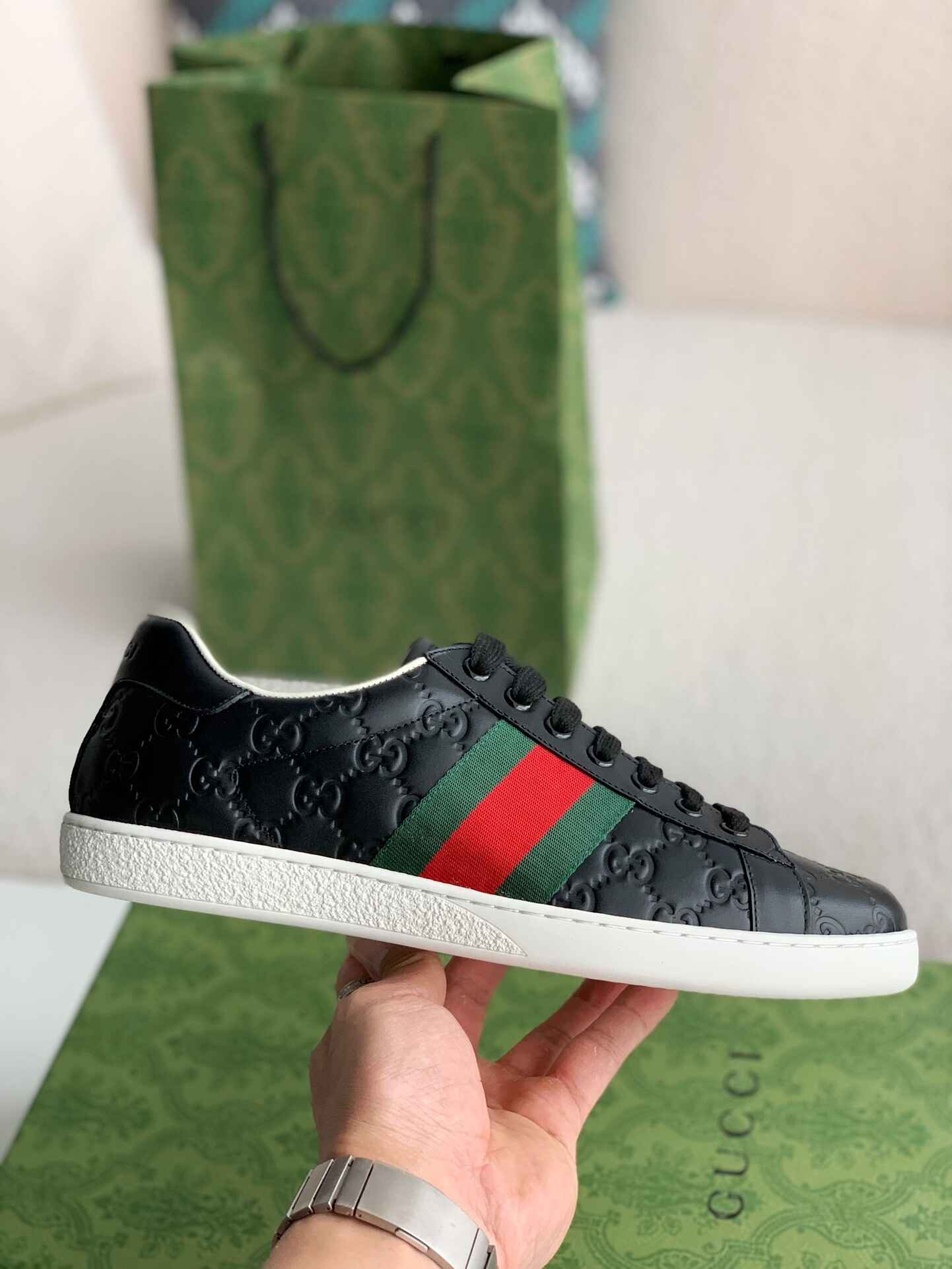 銀座店購入★GUCCI レザー スニーカー ブラック/グリーン/レッド★ Gucci Ace Sneaker – Black GG Embossed Leather with Green & Red Web