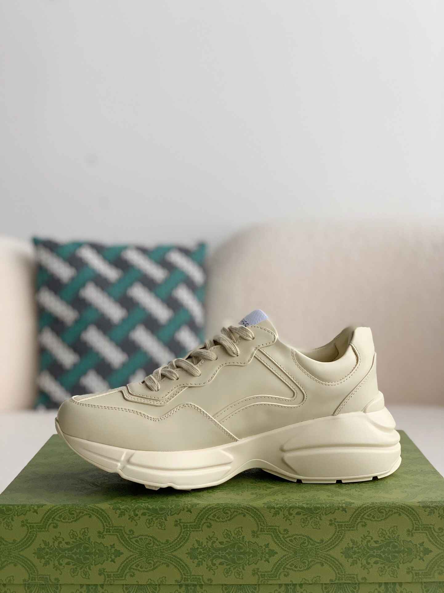 Gucci Rhyton Sneaker – Ivory Leather with Blue Dragon Print