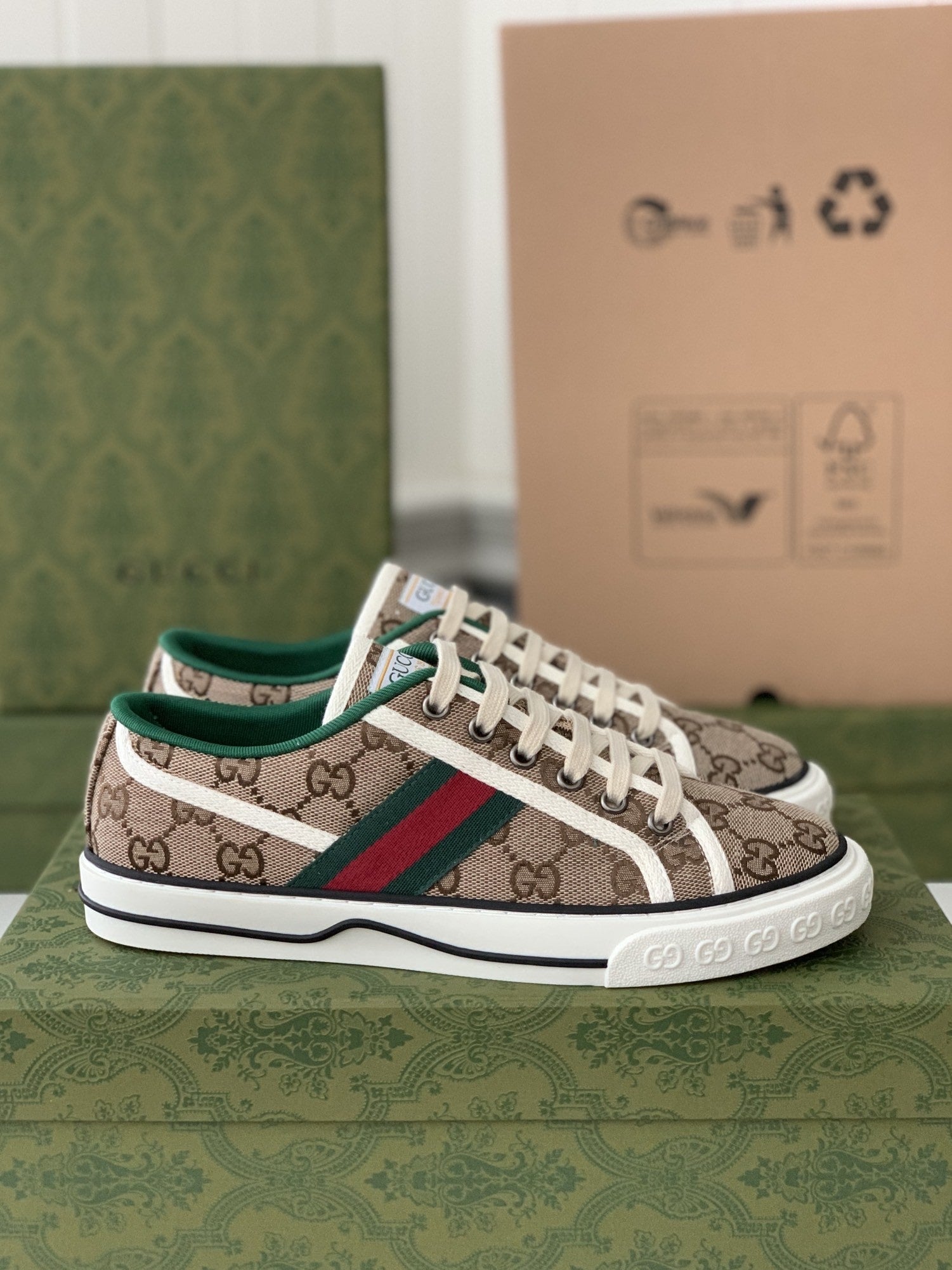 靴 GUCCI TENNIS 1977 SNEAKER Gucci Tennis 1977 Sneaker – Beige GG Supreme Canvas & Web Stripe