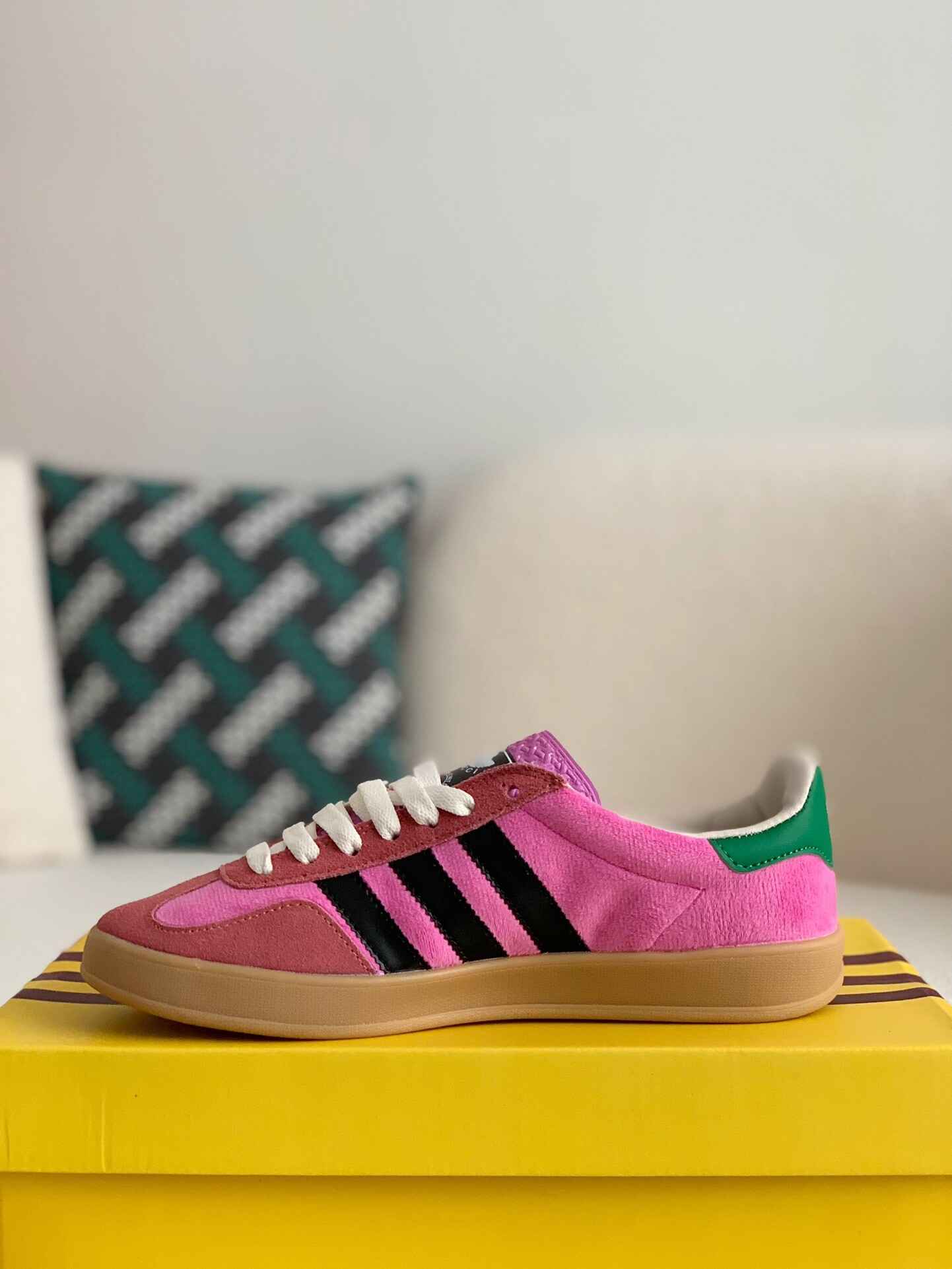GUCCI ×  Gazelle グッチ アディダス コ ラボ 希少 Adidas x Gucci Gazelle Sneaker in Pink Suede with Black Stripes