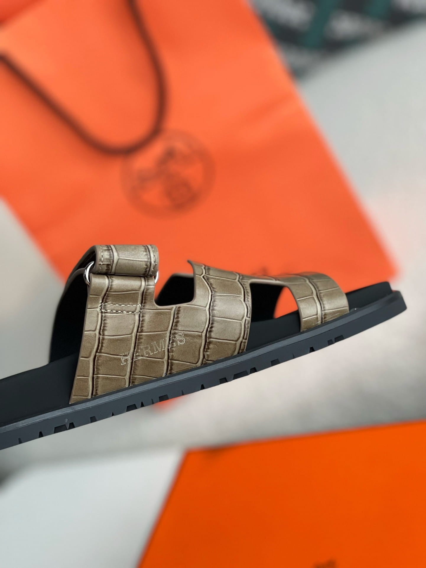 HERMES（希少）リザード　ダンクル Hermès Khaki Green Alligator-Embossed Women's Chypre Sandals