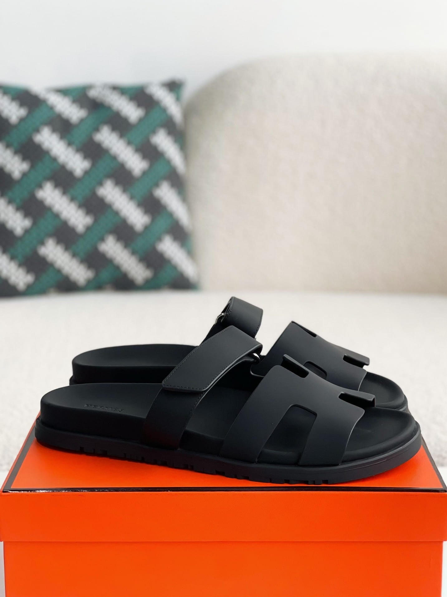 Hermès Techno Black Calfskin Chypre Sandals – HolloShoe