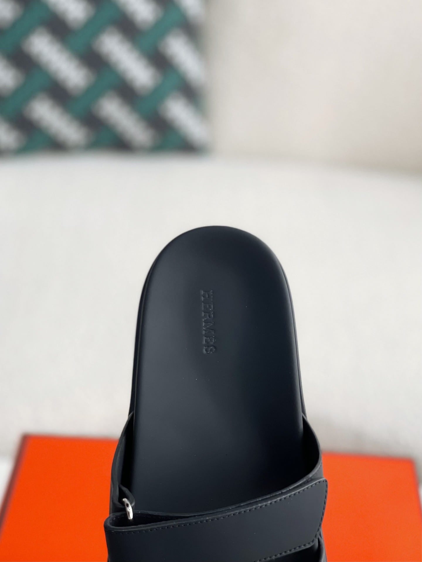 Hermès Techno Black Calfskin Chypre Sandals – HolloShoe