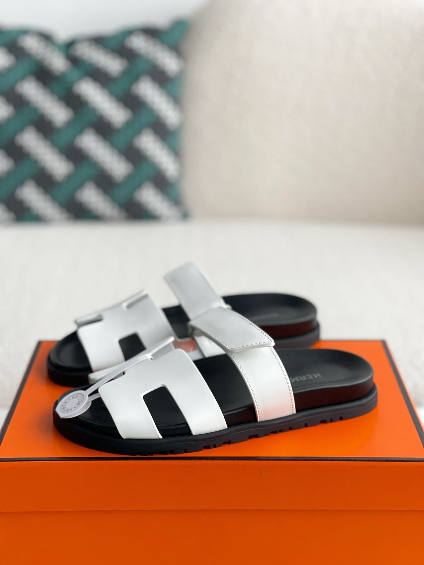 【美品】HERMES デッキシューズ 28-28.5cm向け ホワイト Hermès White Calfskin Women's Chypre Sandals – Hollo Shoe