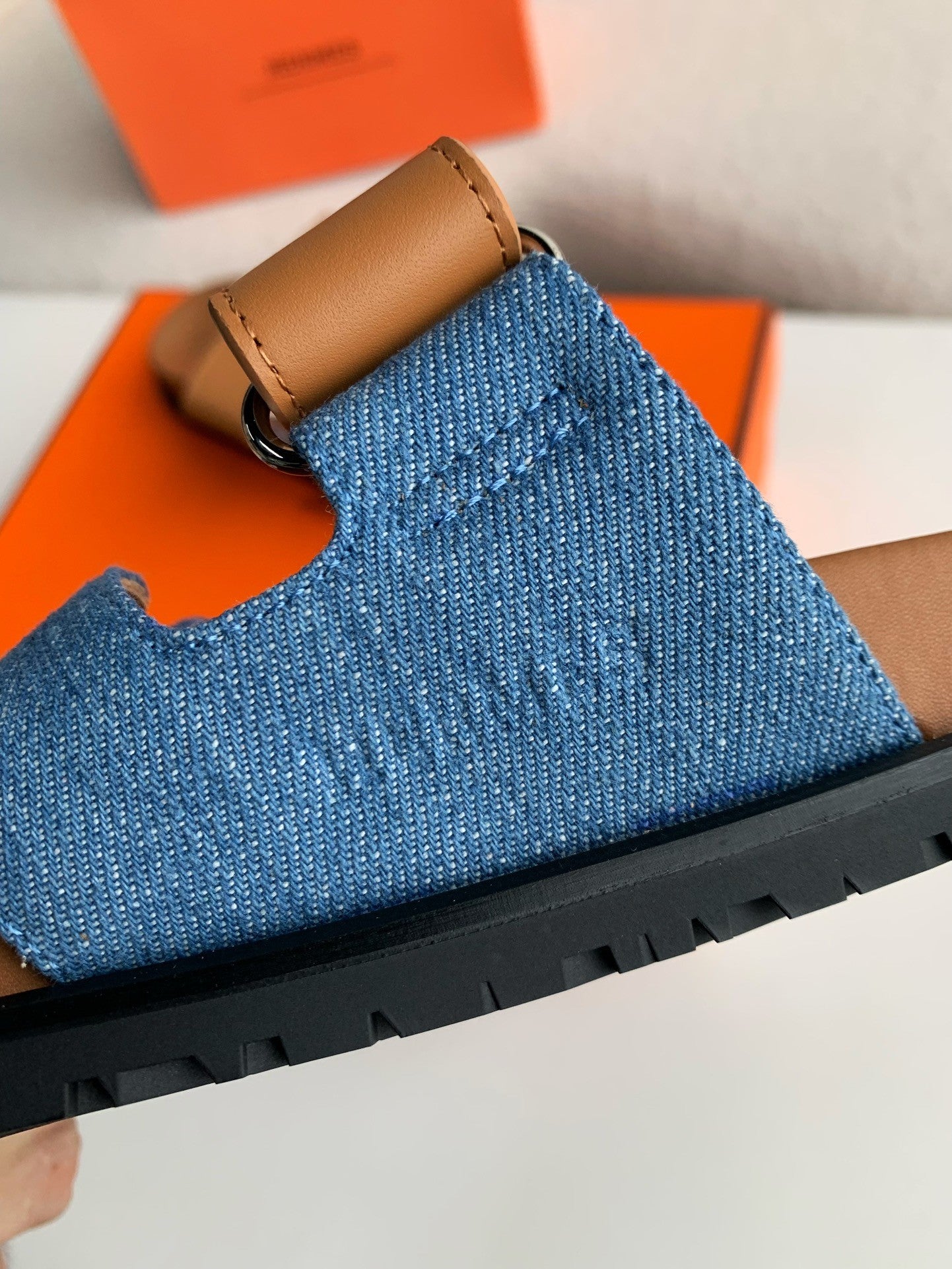 HERMES デニム レザー スニーカー Hermès Women's Denim and Tan Leather Chypre Sandals – HolloShoe