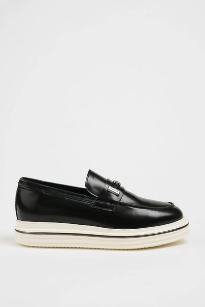 HolloShoe Black Leather Slip-On Loafer with Horsebit Detailing – side profile with a sleek silhouette and polished finish, and a distinctive silver-toned horsebit detail.