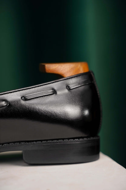 HolloShoe Handmade Black Tassel Leather Loafer – close-up of the heel, showcasing polished black leather and sleek lines.