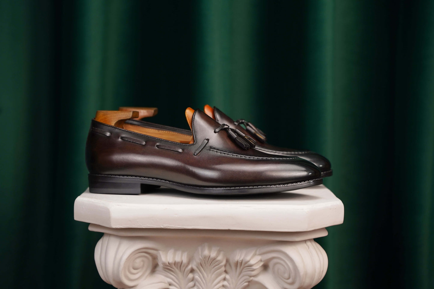HolloShoe Handmade Chestnut Brown Patina Tassel Loafers – close-up of classic tassels and burnished dark brown leather, emphasizing timeless refinement. 