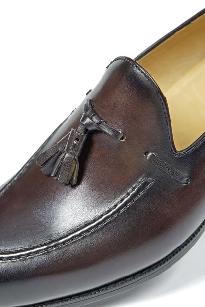 HolloShoe Handmade Chestnut Brown Patina Tassel Loafers – close-up of classic tassels and burnished dark brown leather, emphasizing timeless refinement. 