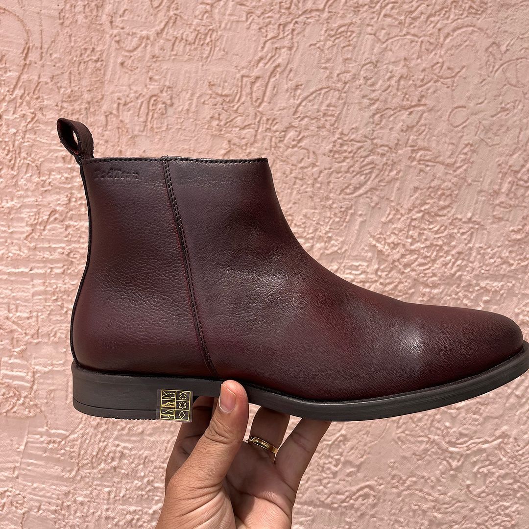 Elegant Brown Zip Chelsea Boots