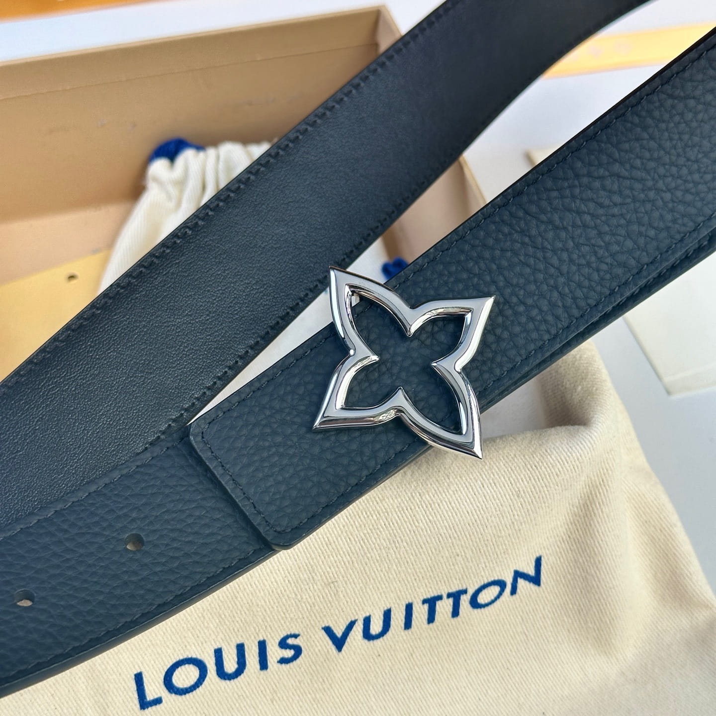 Louis Vuitton LV Women's Bloom Black Taurillon 40mm Reversible Belt - Silver Flowergram Buckle