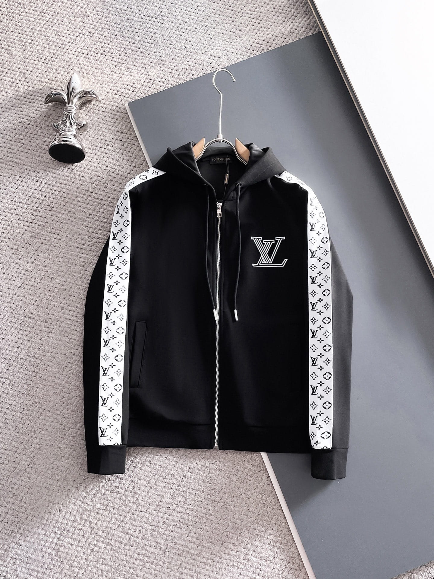louis vuitton ジップパーカー LVロゴ エンボス モノグラム Louis Vuitton LV Graphic Stripe Tracksuit - Black & White Monogram