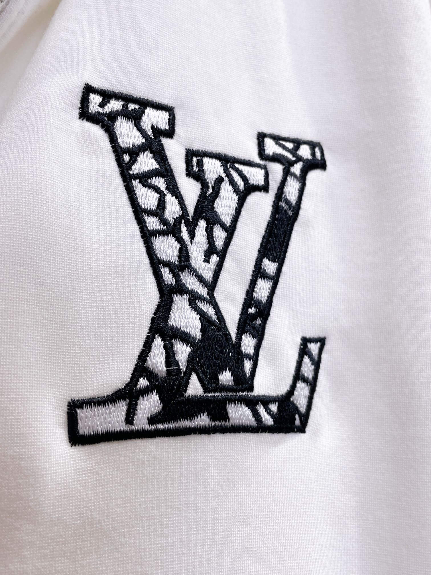 LOUIS VUITTON パンツ サイズ52 Louis Vuitton Oversized LV Patch Monogram Tape Tracksuit White