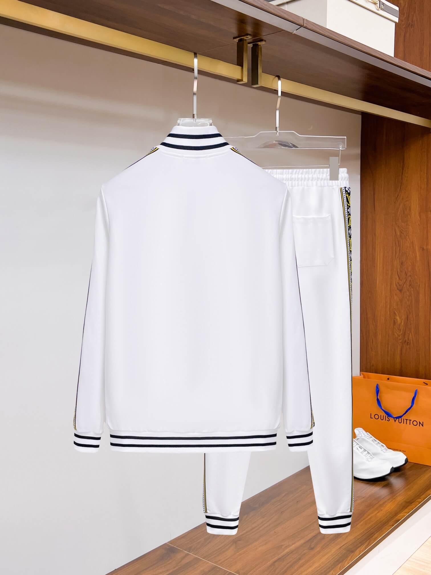 Louis-Vuitton-Oversized-LV-