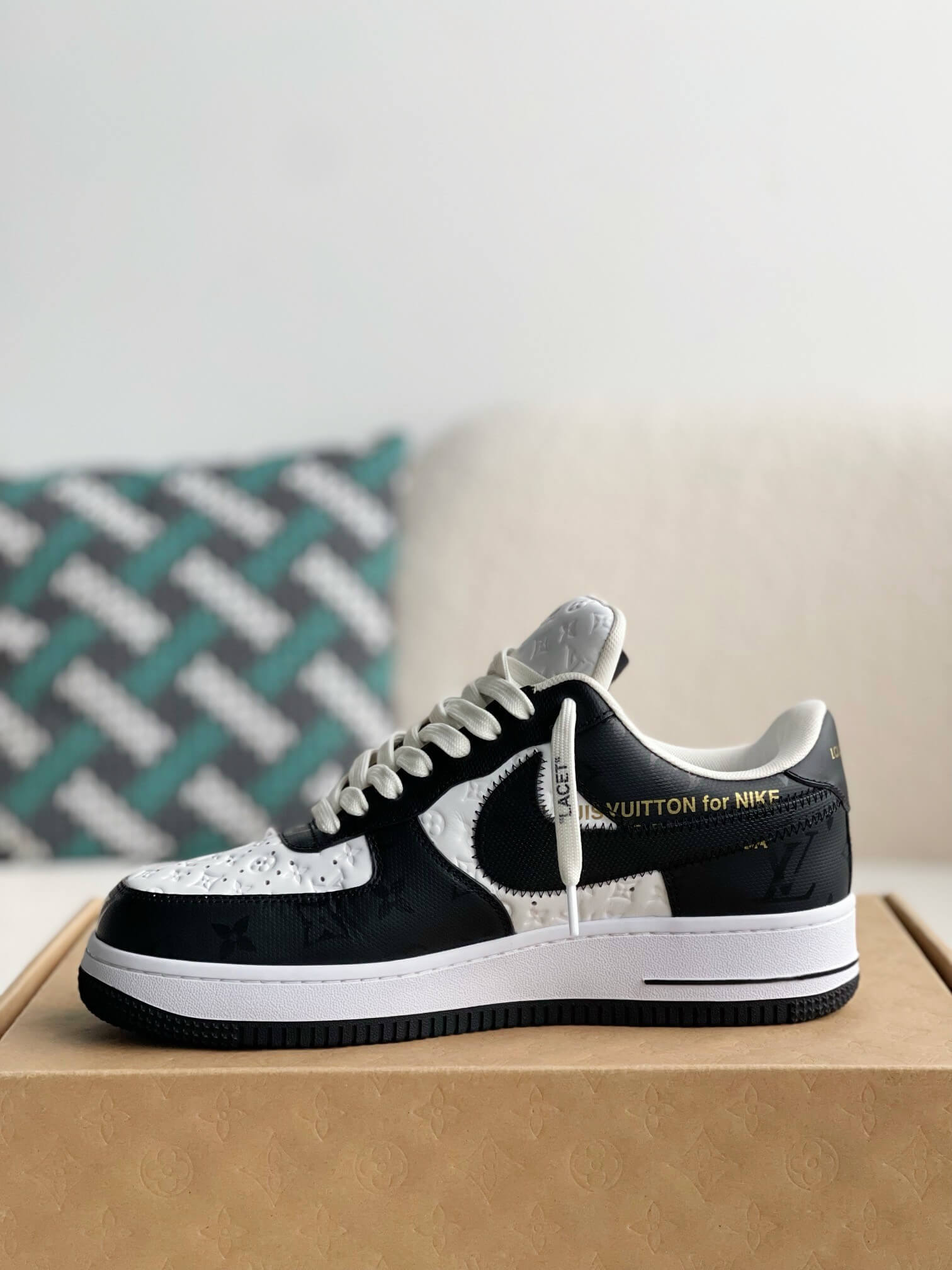 新品Louis Vuitton Air Force 1 ホワイト/ブラック Louis Vuitton x Nike Air Force 1 Low – Black & White Monogram