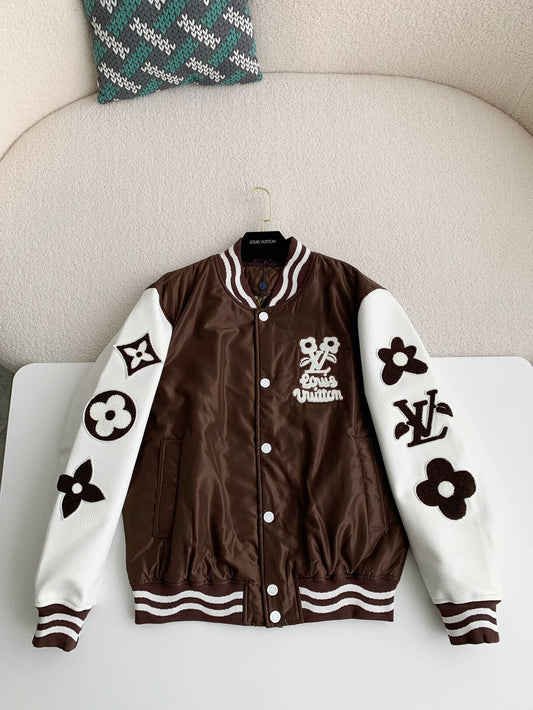 Braune Collegejacke mit Louis Vuitton LV-Stickerei