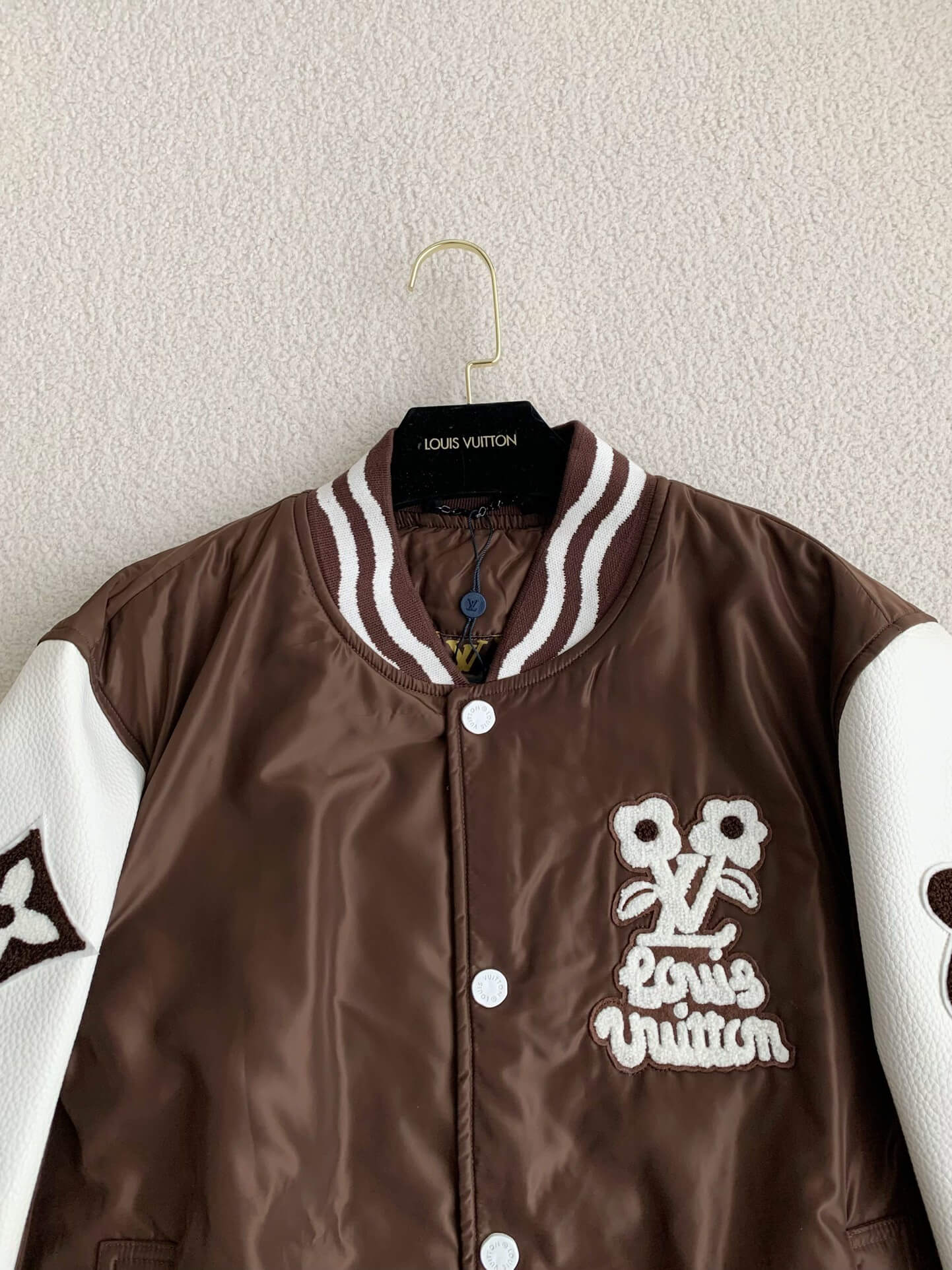 Braune Collegejacke mit Louis Vuitton LV-Stickerei