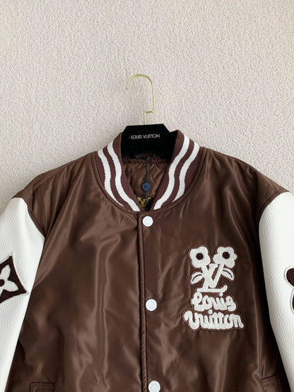 Braune Collegejacke mit Louis Vuitton LV-Stickerei