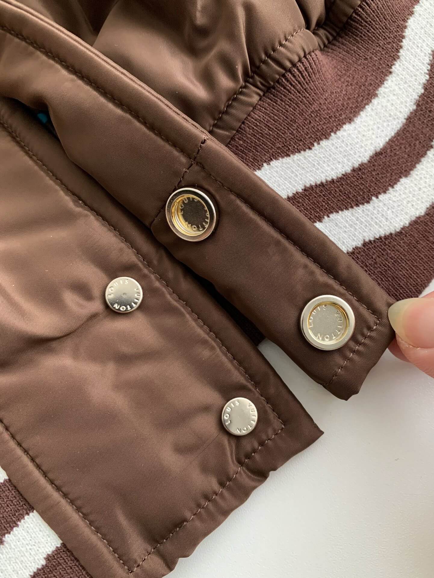 Braune Collegejacke mit Louis Vuitton LV-Stickerei