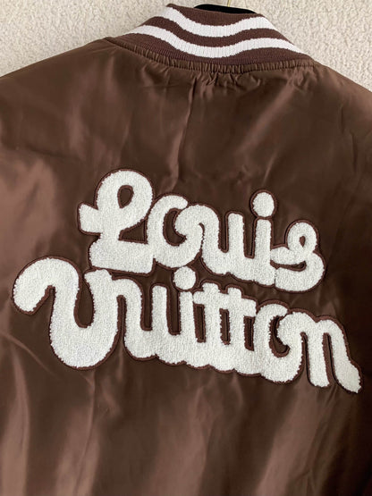 Braune Collegejacke mit Louis Vuitton LV-Stickerei