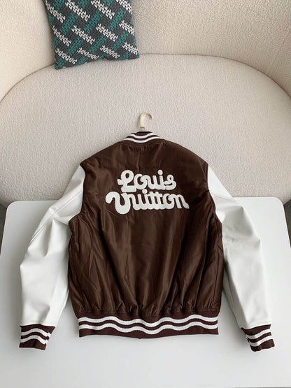 Braune Collegejacke mit Louis Vuitton LV-Stickerei