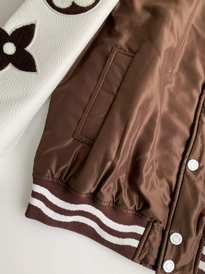 Braune Collegejacke mit Louis Vuitton LV-Stickerei