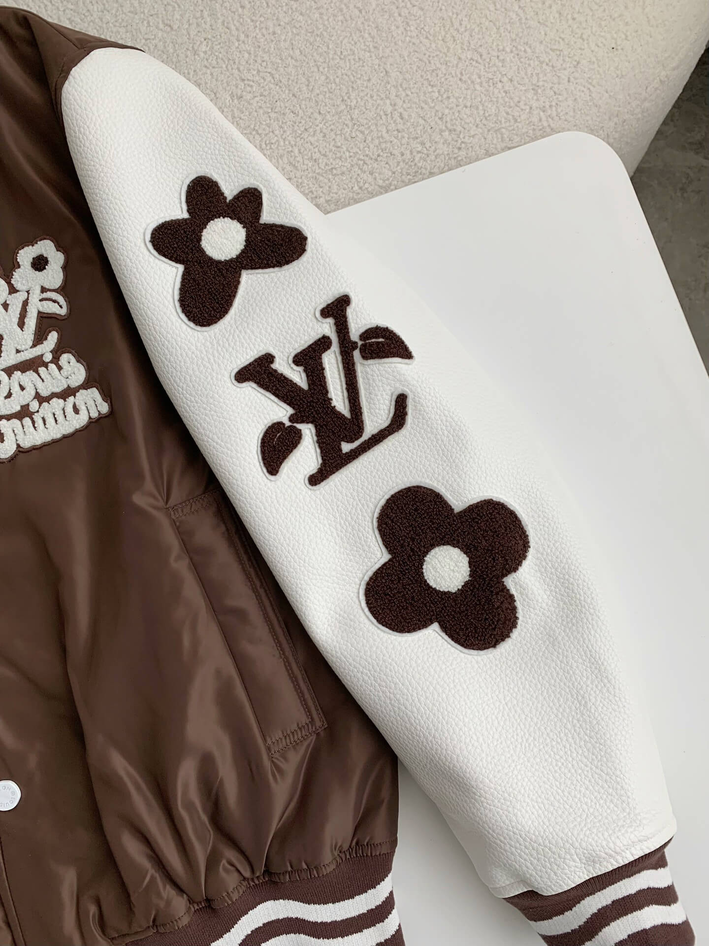 Braune Collegejacke mit Louis Vuitton LV-Stickerei