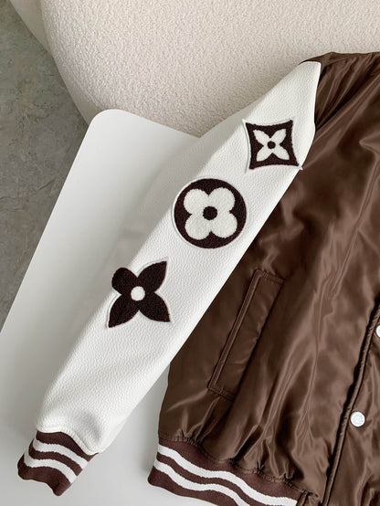 Braune Collegejacke mit Louis Vuitton LV-Stickerei