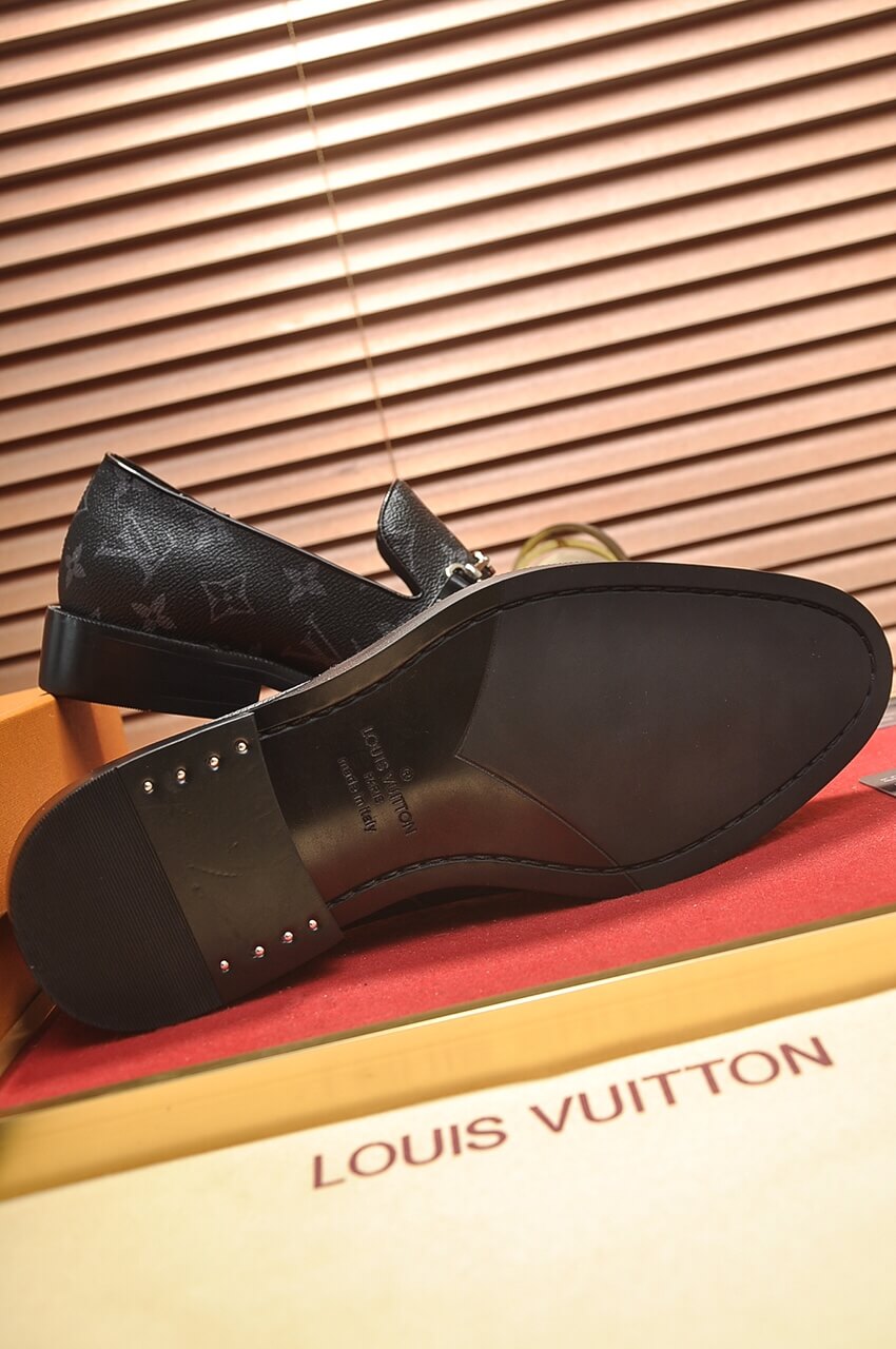 Louis Vuitton LV Grained Leather Horse-Bit Loafer